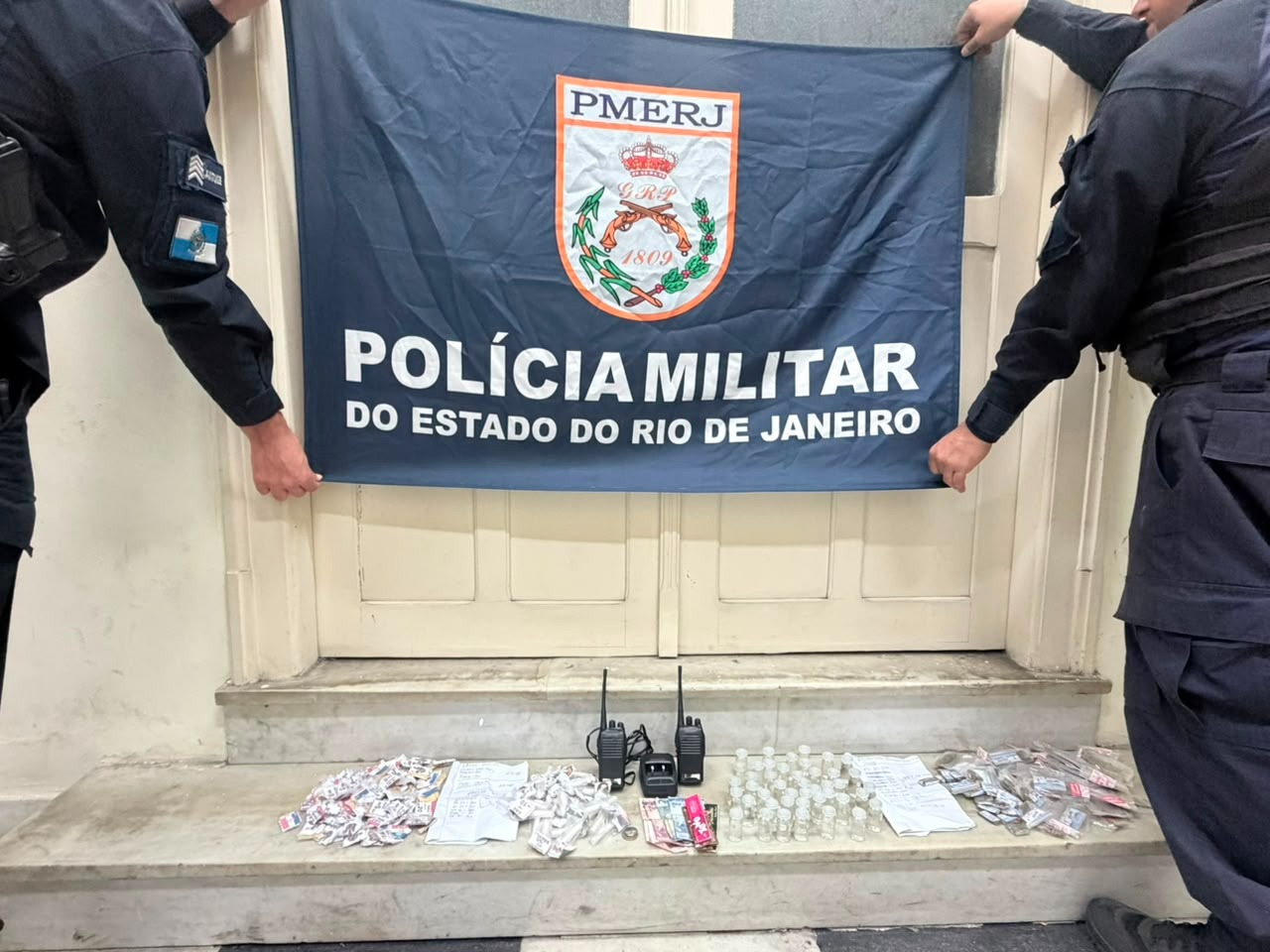 Disque Denúncia ajuda 12º BPM a apreender drogas e rádios transmissores em Niterói